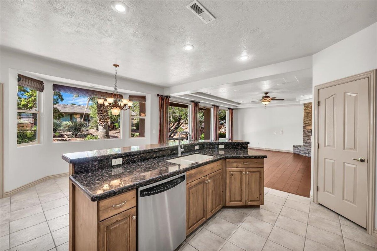 1319 W Red Butte DR Washington, UT 84780 home for sale, MLS#25-262937 - Erika Rogers Photo 11