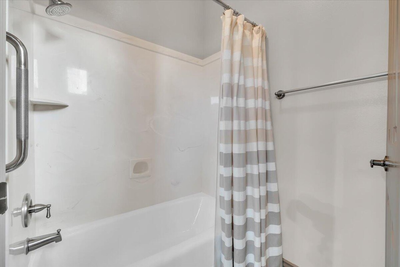 1319 W Red Butte DR Washington, UT 84780 home for sale, MLS#25-262937 - Erika Rogers Photo 12