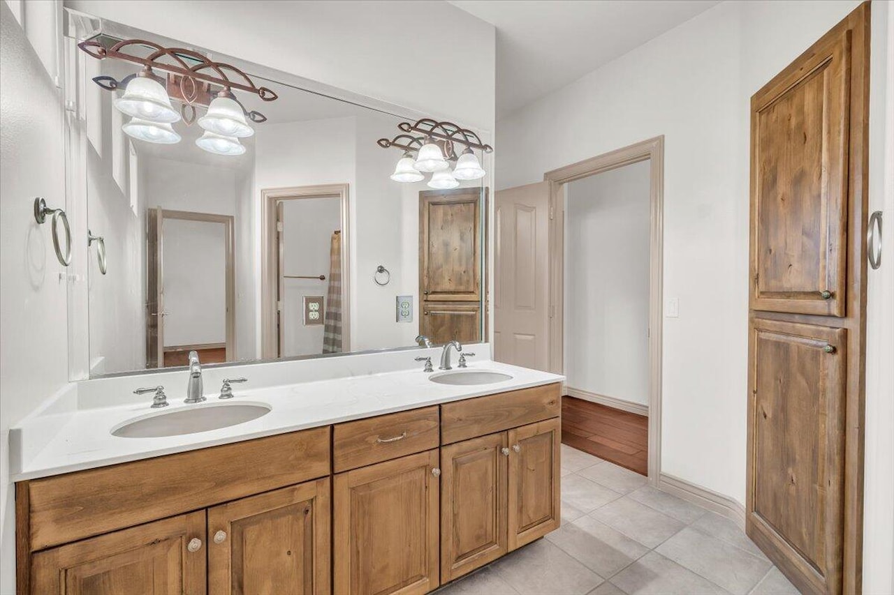 1319 W Red Butte DR Washington, UT 84780 home for sale, MLS#25-262937 - Erika Rogers Photo 13