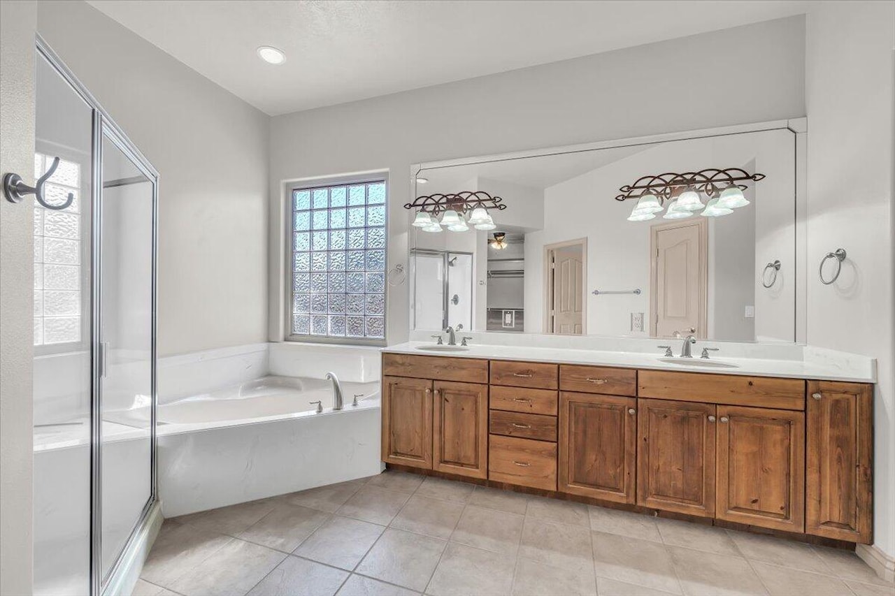 1319 W Red Butte DR Washington, UT 84780 home for sale, MLS#25-262937 - Erika Rogers Photo 18