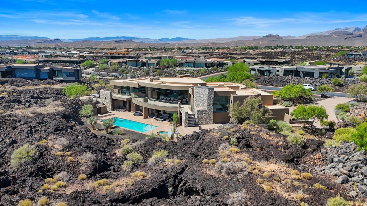 2378 N Tacheene DR St George, UT 84770 home for sale, MLS#25-263018 - Erika Rogers Photo 7