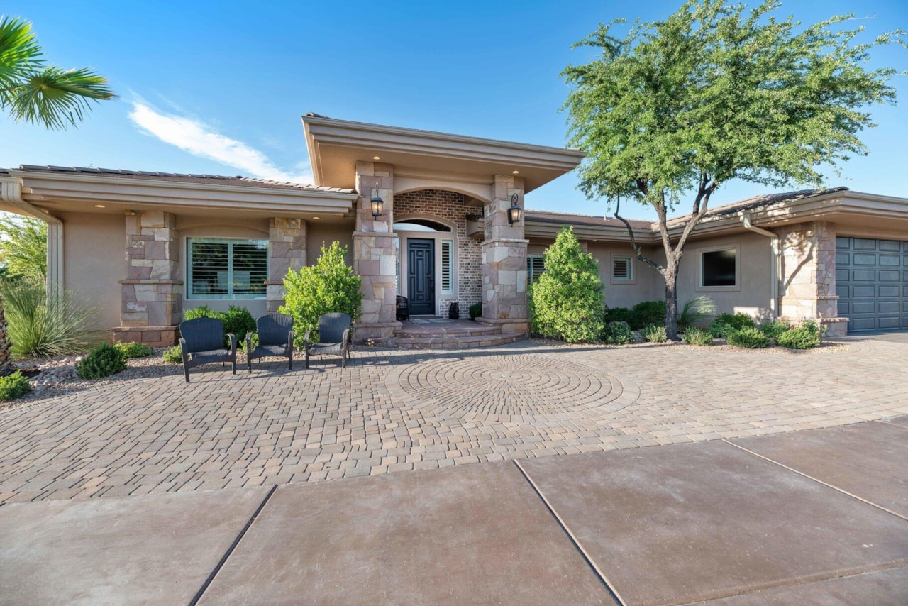 1557 Stone Cliff DR St George, UT 84790 home for sale, MLS#25-263025 - Erika Rogers Photo 3
