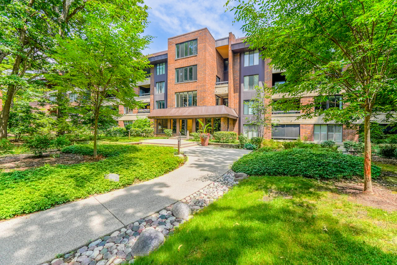 1401 Burr Oak Rd #108B Hinsdale, IL 60521 | MLS 12418371