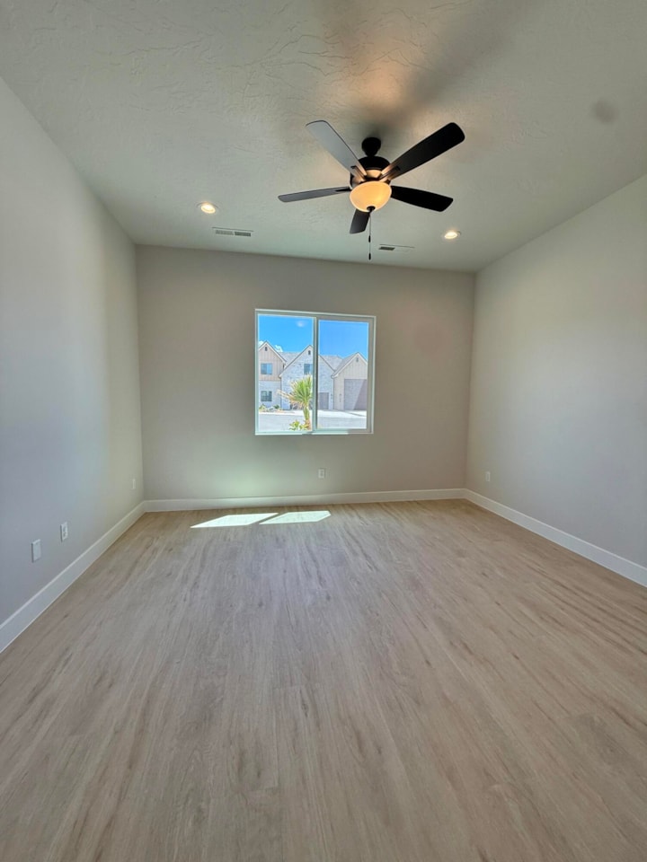 422 W Lamond CIR Washington, UT 84780 home for sale, MLS#25-257905 - Erika Rogers Photo 18