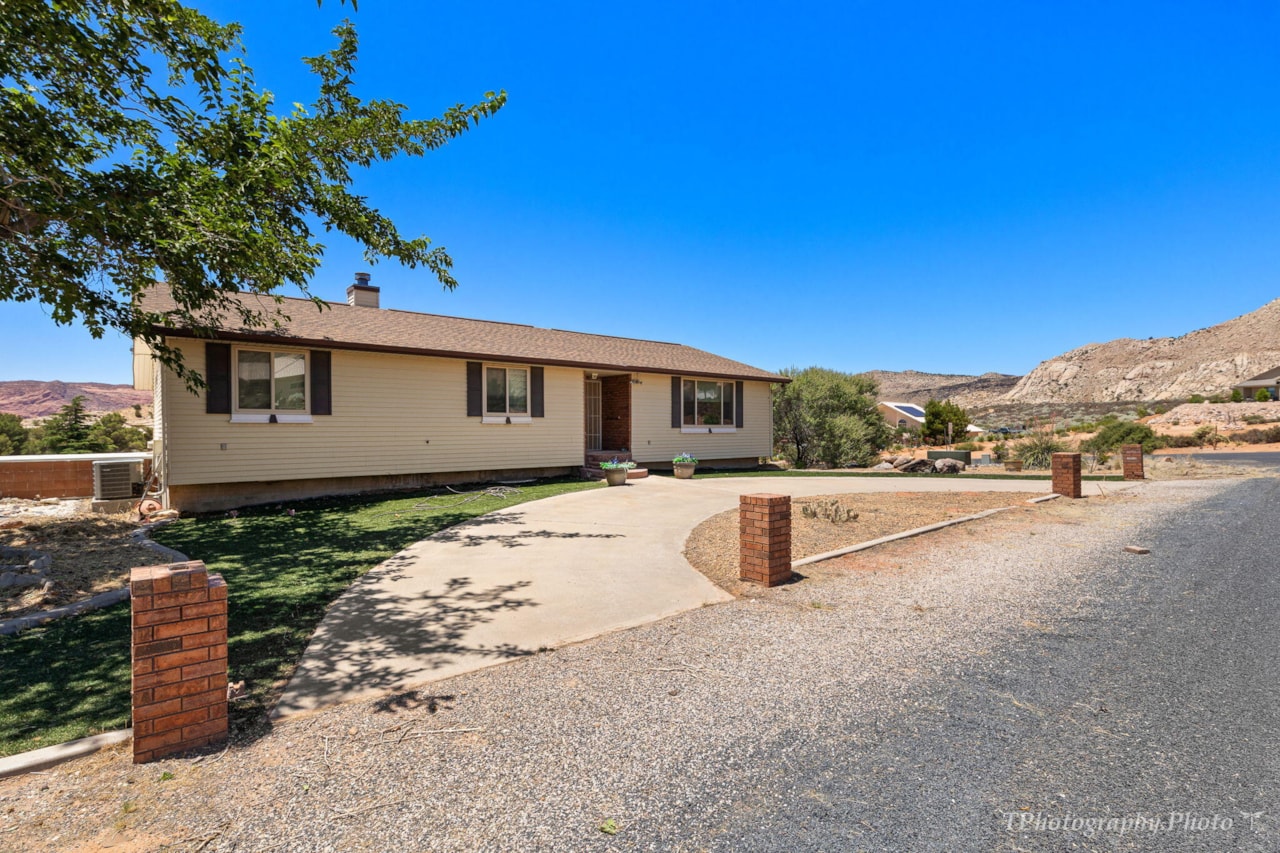 5805 N 1400  W St George, UT 84770 home for sale, MLS#25-263184 - Erika Rogers Photo 4