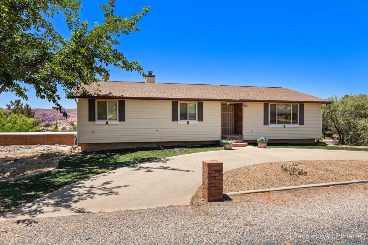 5805 N 1400  W St George, UT 84770 home for sale, MLS#25-263184 - Erika Rogers Photo 5