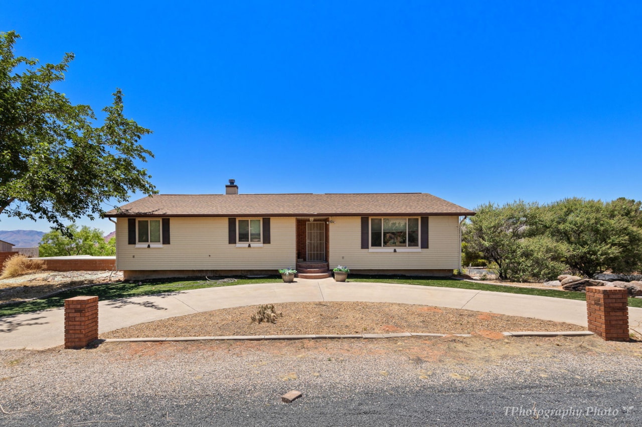 5805 N 1400  W St George, UT 84770 home for sale, MLS#25-263184 - Erika Rogers Photo 6