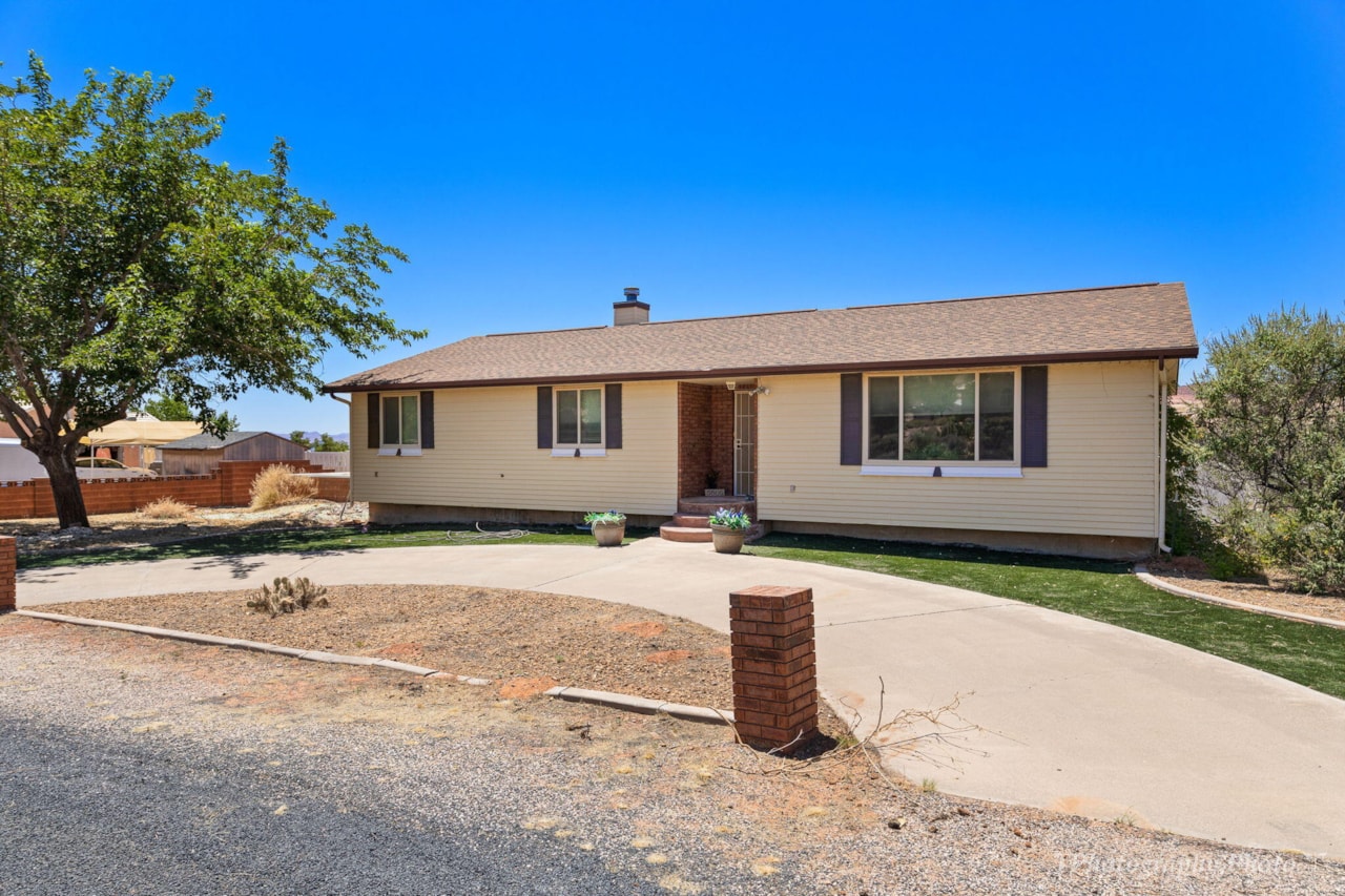 5805 N 1400  W St George, UT 84770 home for sale, MLS#25-263184 - Erika Rogers Photo 7