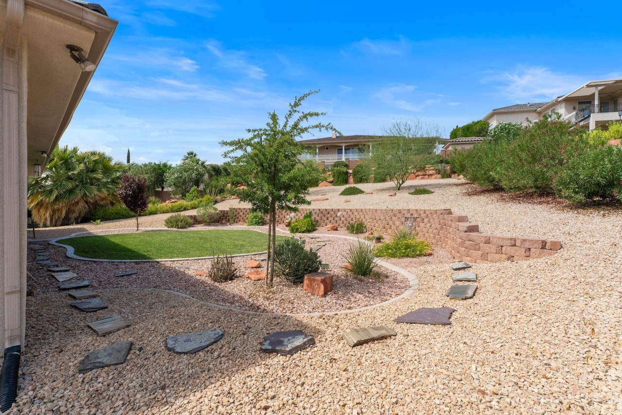 993 N Las Entradas DR Washington, UT 84780 home for sale, MLS#25-263477 - Erika Rogers Photo 42