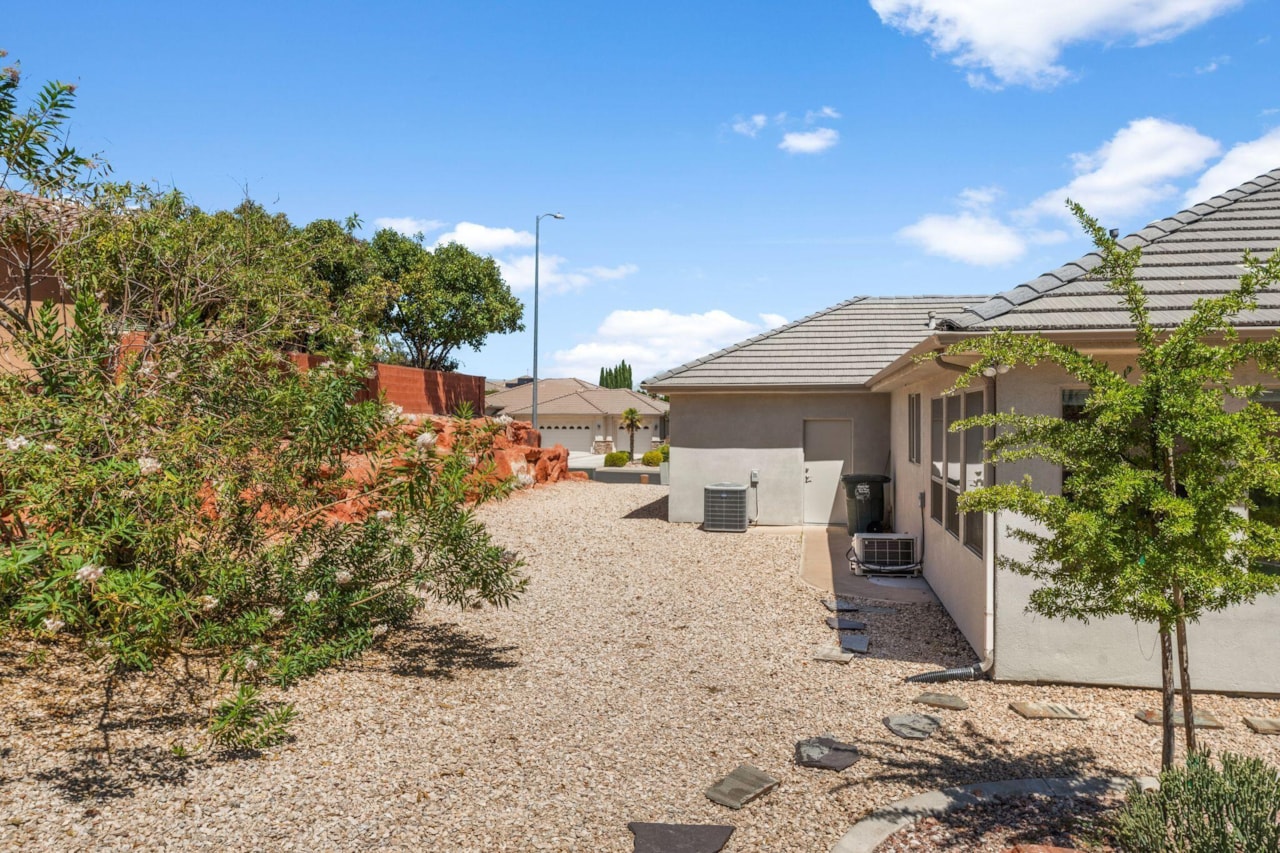 993 N Las Entradas DR Washington, UT 84780 home for sale, MLS#25-263477 - Erika Rogers Photo 43