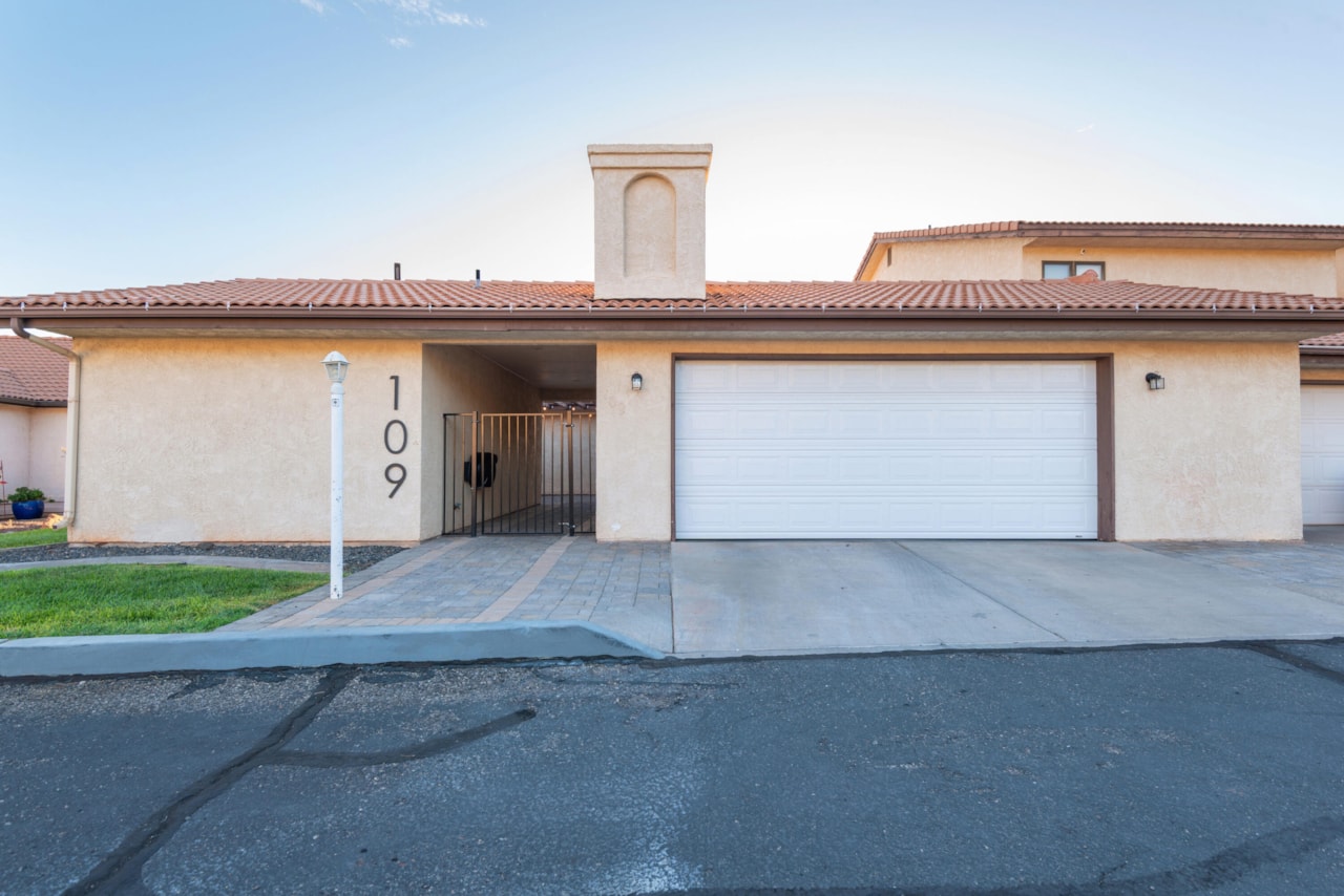 10 N Valley View DR #109 St George, UT 84770 home for sale, MLS#25-263607 - Erika Rogers Photo 2