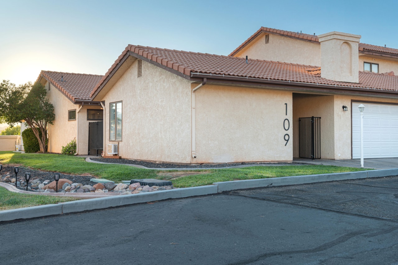 10 N Valley View DR #109 St George, UT 84770 home for sale, MLS#25-263607 - Erika Rogers Photo 3