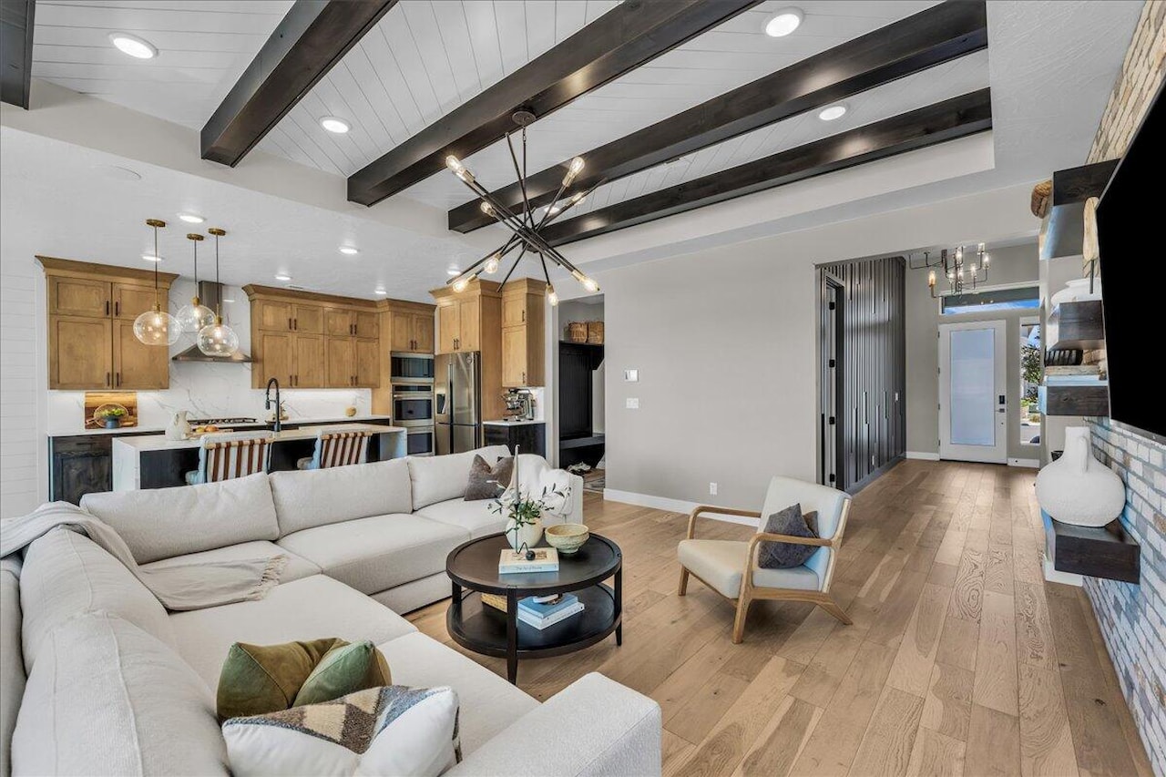 5729 S Cardinal Wing DR St George, UT 84790 home for sale, MLS#25-263614 - Erika Rogers Photo 5