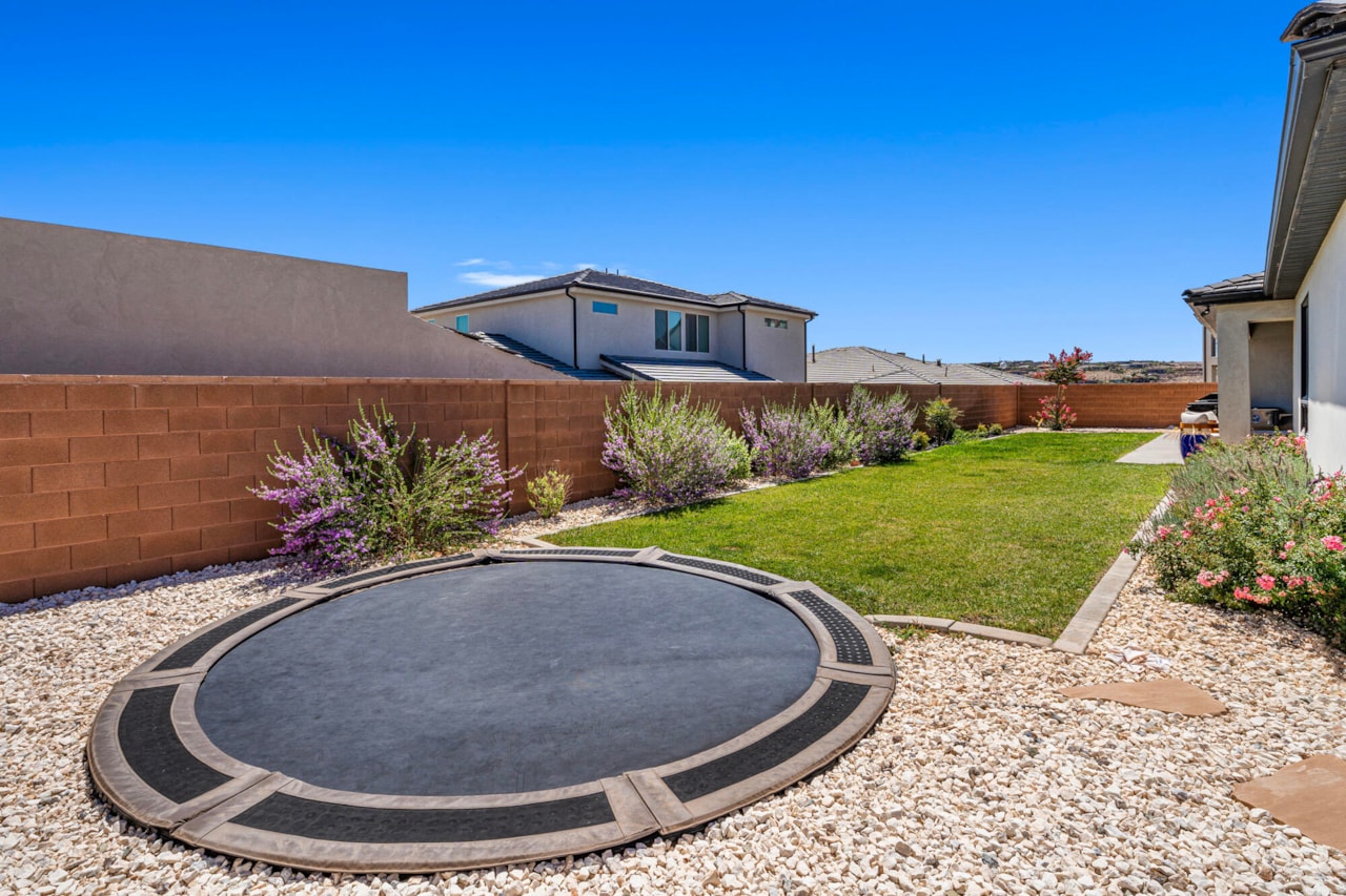 1051 S High Mesa CIR St George, UT 84790 home for sale, MLS#25-263449 - Erika Rogers Photo 36