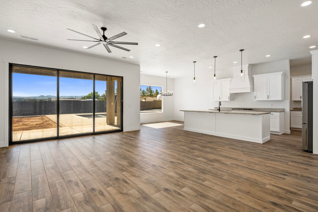 949 S Quick Draw DR Washington, UT 84780 home for sale, MLS#25-263856 - Erika Rogers Photo 5