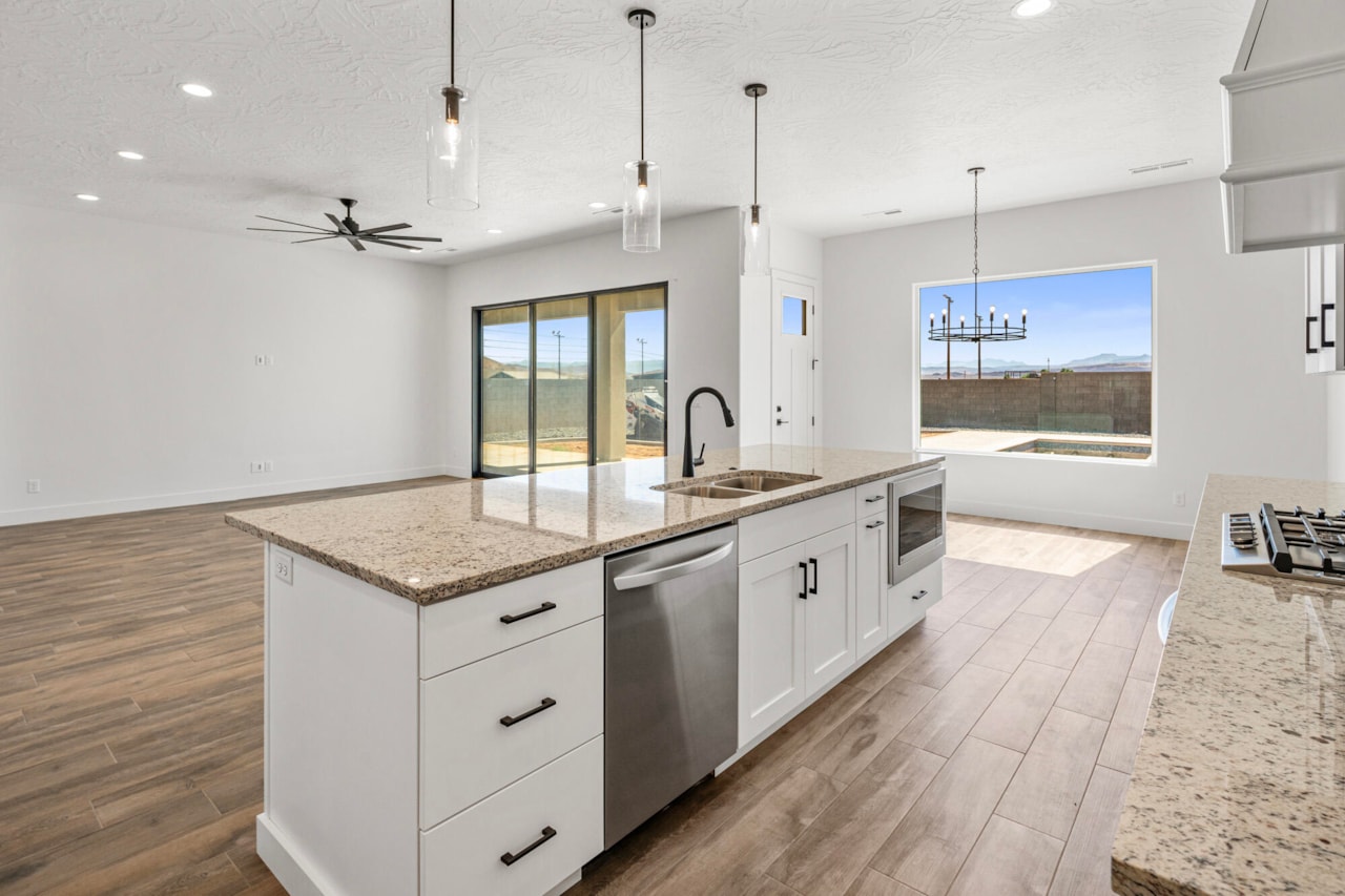 949 S Quick Draw DR Washington, UT 84780 home for sale, MLS#25-263856 - Erika Rogers Photo 10