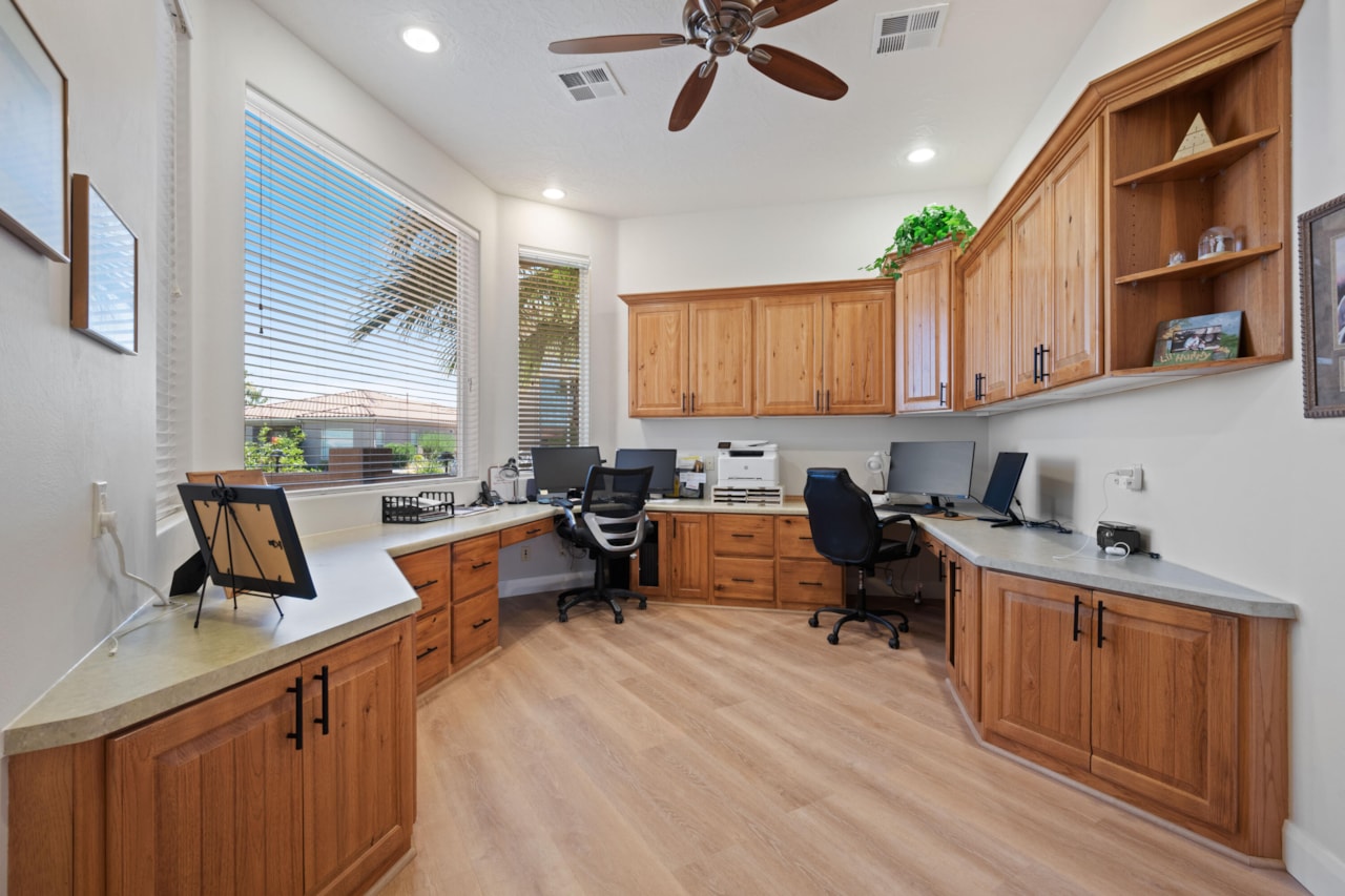 61 Shadow Ridge DR Washington, UT 84780 home for sale, MLS#25-263989 - Erika Rogers Photo 6