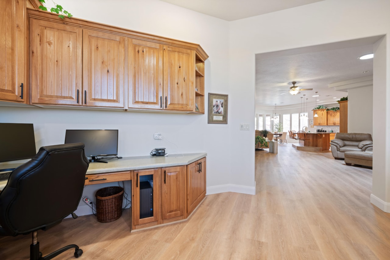 61 Shadow Ridge DR Washington, UT 84780 home for sale, MLS#25-263989 - Erika Rogers Photo 7