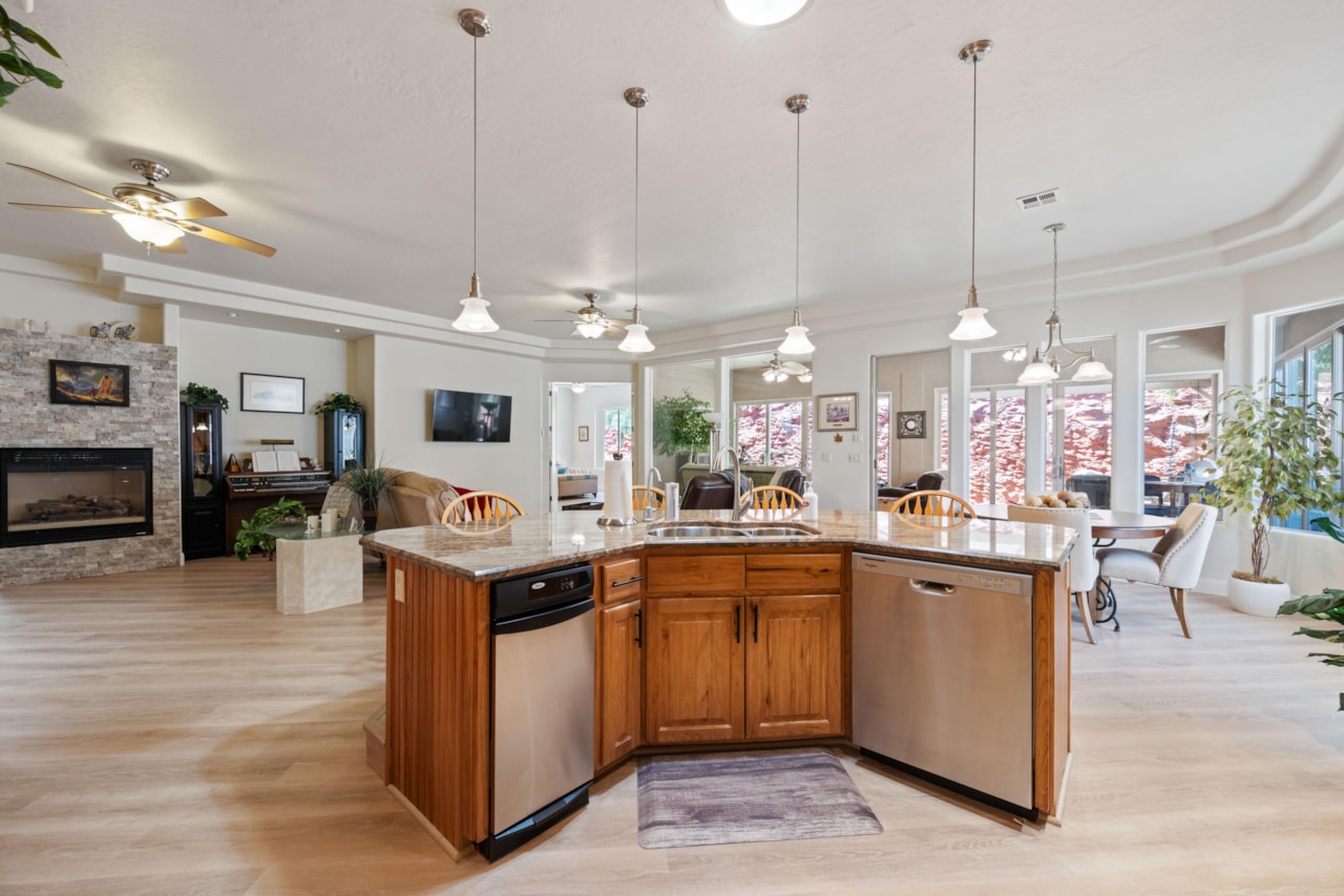 61 Shadow Ridge DR Washington, UT 84780 home for sale, MLS#25-263989 - Erika Rogers Photo 16