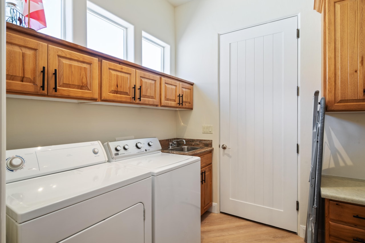 61 Shadow Ridge DR Washington, UT 84780 home for sale, MLS#25-263989 - Erika Rogers Photo 18