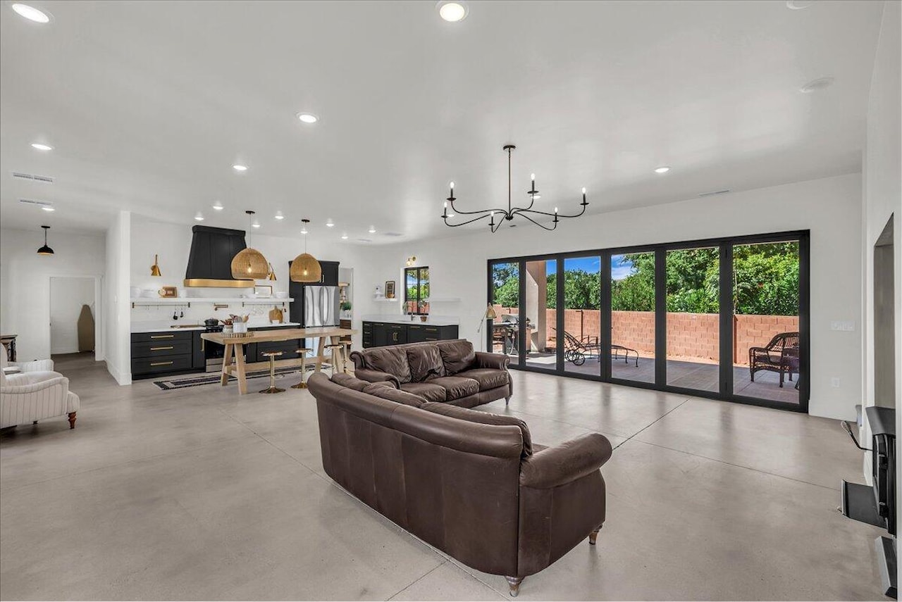 2447 Arrowhead Trl Santa Clara, UT 84765 home for sale, MLS#25-264042 - Erika Rogers Photo 2