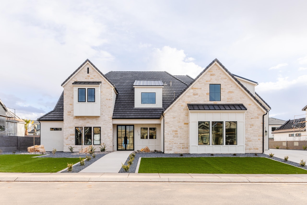 714 Chloe LN Washington, UT 84780 home for sale, MLS#25-258470 - Erika Rogers Photo 2