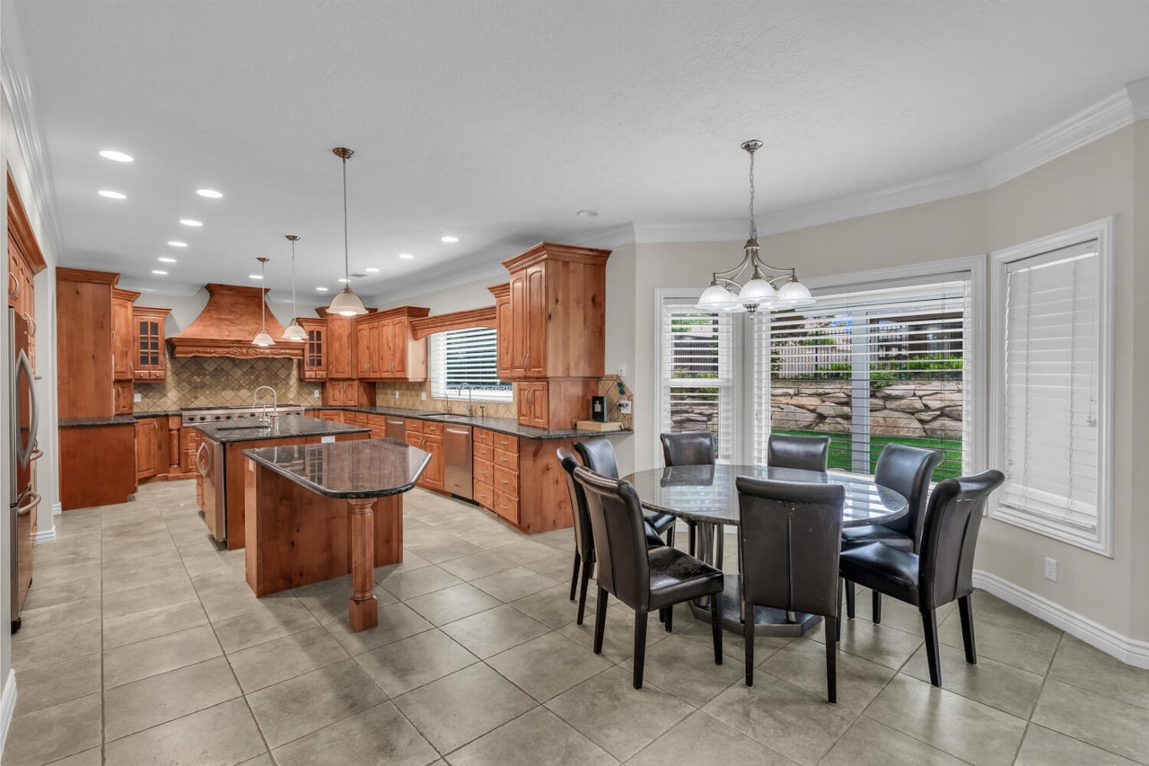 1659 S Cobblestone LN St George, UT 84790 home for sale, MLS#25-264305 - Erika Rogers Photo 4