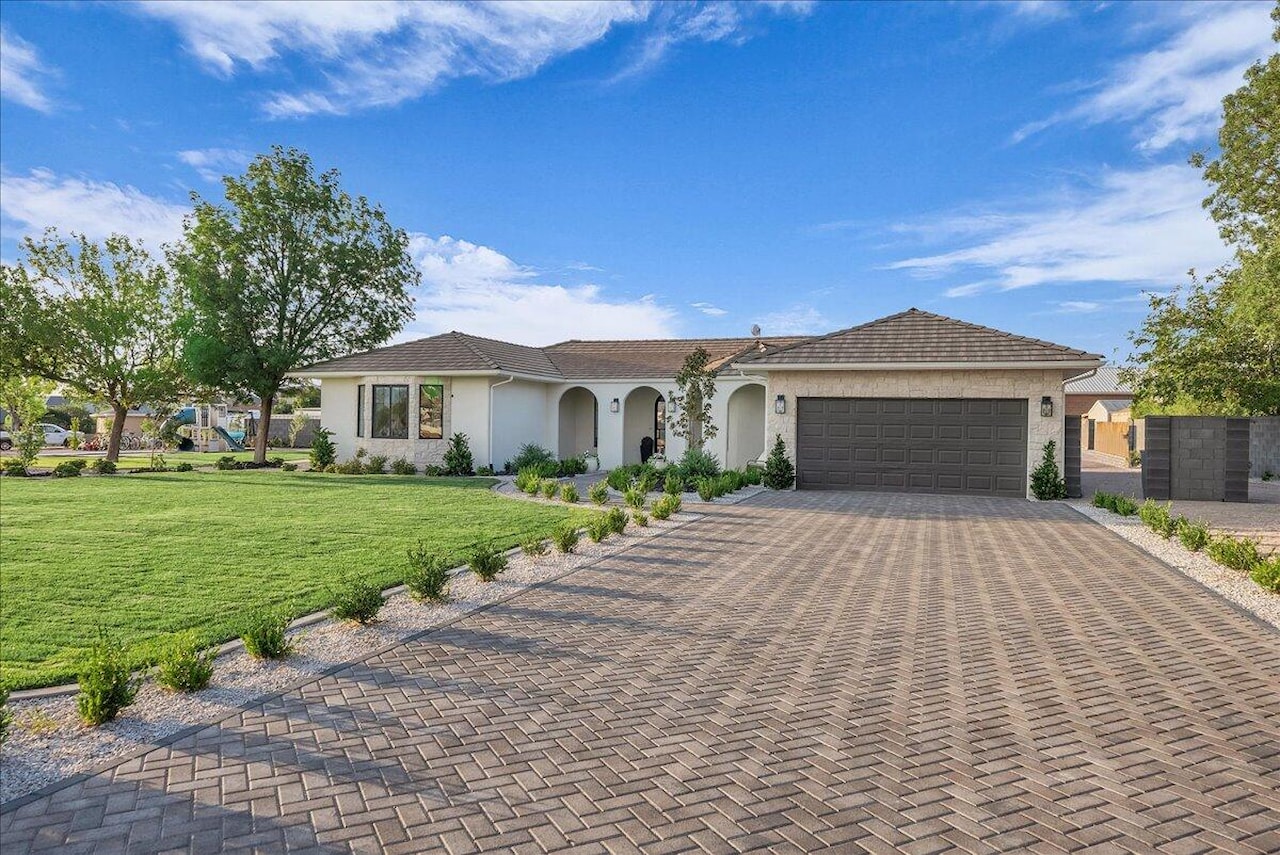 2669 E 3200 S St George, UT 84790 home for sale, MLS#25-264317 - Erika Rogers Photo 2