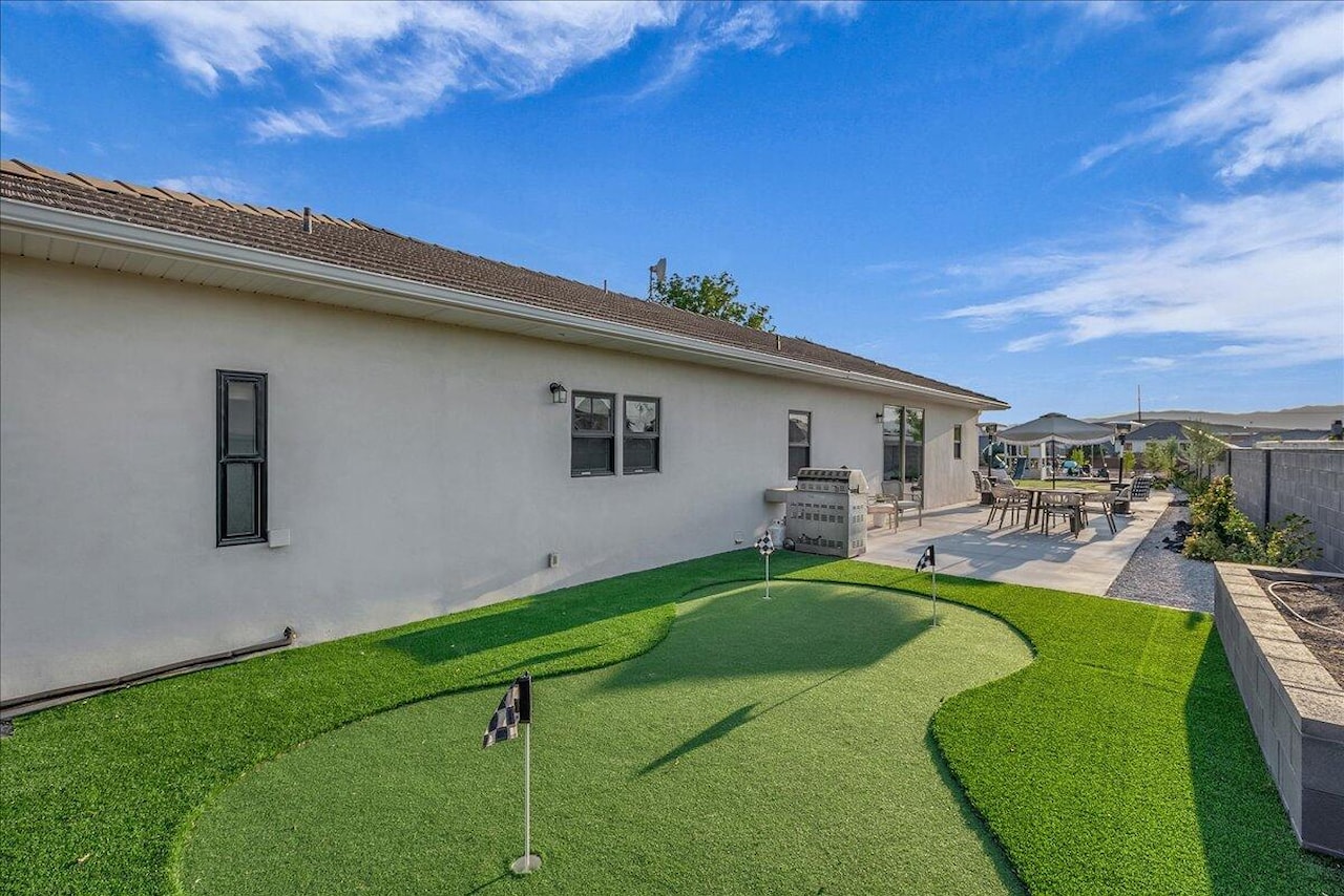 2669 E 3200 S St George, UT 84790 home for sale, MLS#25-264317 - Erika Rogers Photo 3