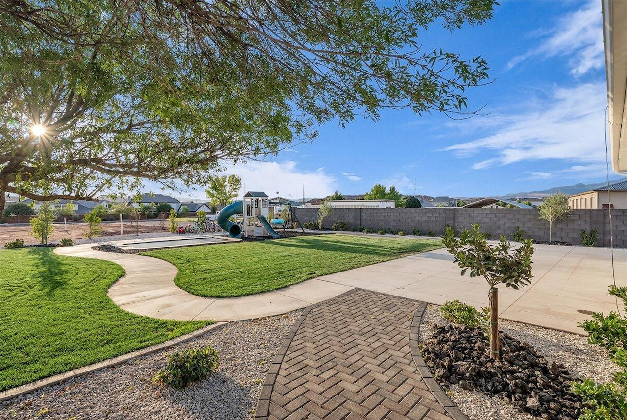 2669 E 3200 S St George, UT 84790 home for sale, MLS#25-264317 - Erika Rogers Photo 5