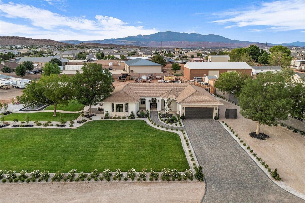 2669 E 3200 S St George, UT 84790 home for sale, MLS#25-264317 - Erika Rogers Photo 9