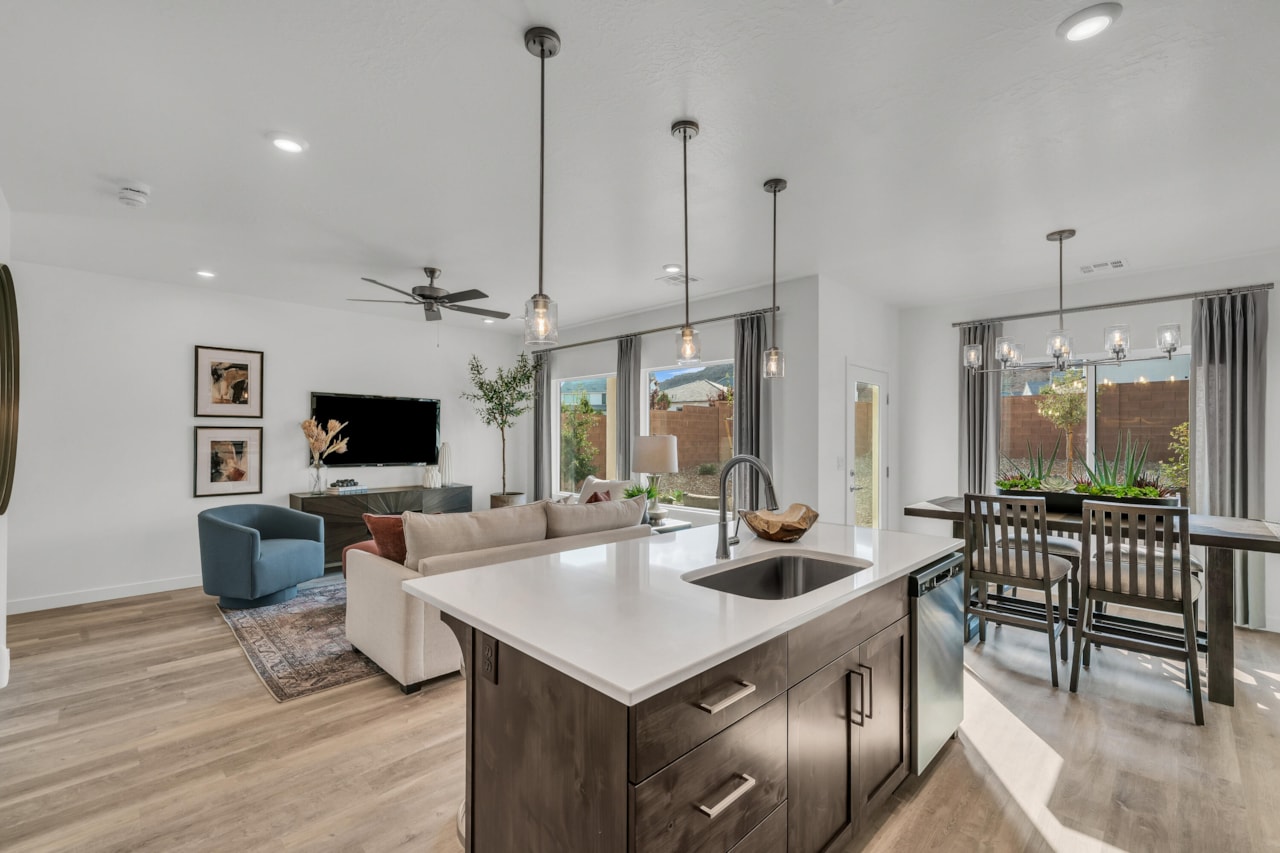 332 S Deep Creek DR Washington, UT 84780 home for sale, MLS#25-264372 - Erika Rogers Photo 11