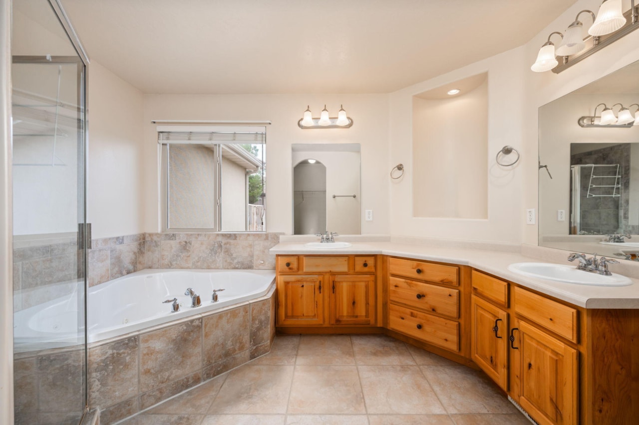 2208 E 2480  S St George, UT 84790 home for sale, MLS#25-263350 - Erika Rogers Photo 14