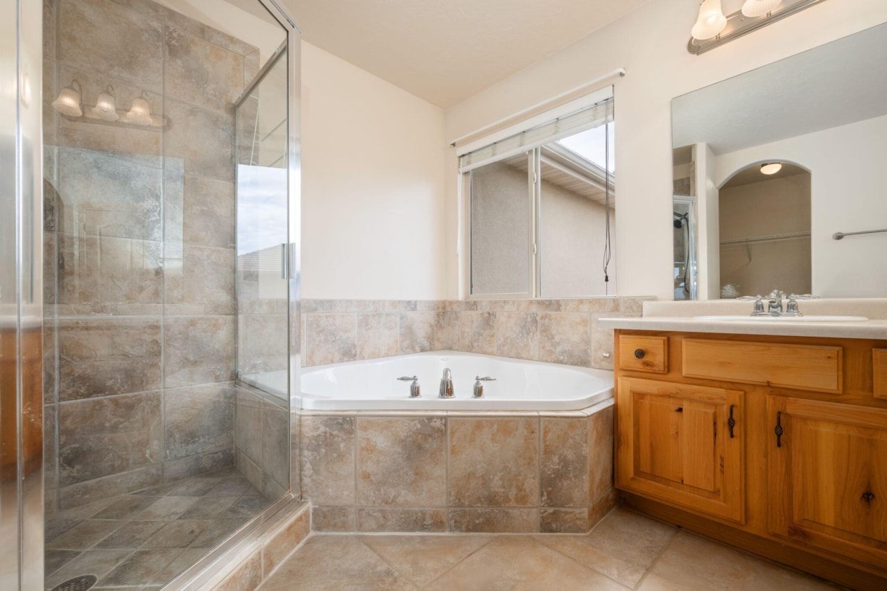 2208 E 2480  S St George, UT 84790 home for sale, MLS#25-263350 - Erika Rogers Photo 15