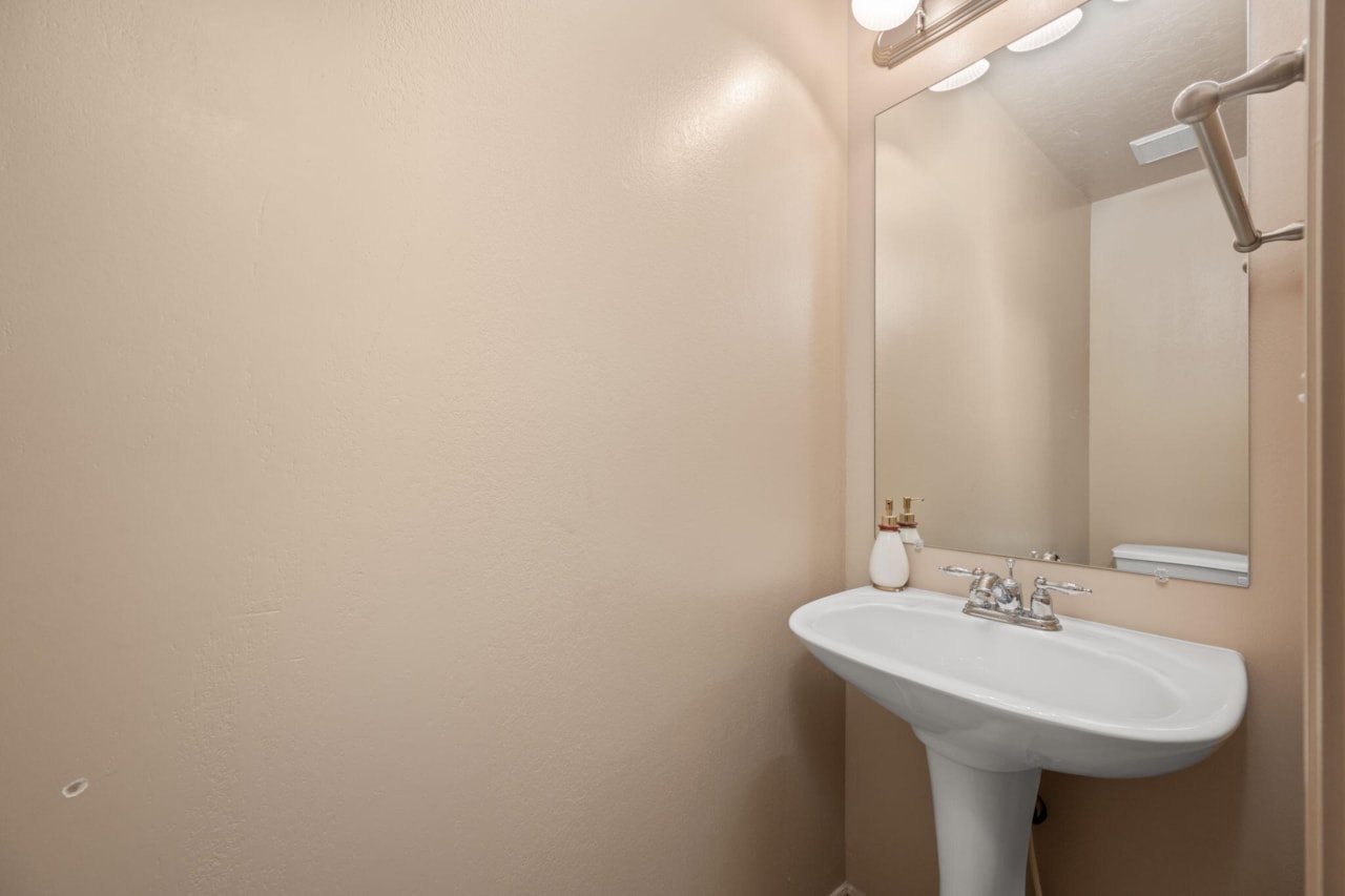 2208 E 2480  S St George, UT 84790 home for sale, MLS#25-263350 - Erika Rogers Photo 20