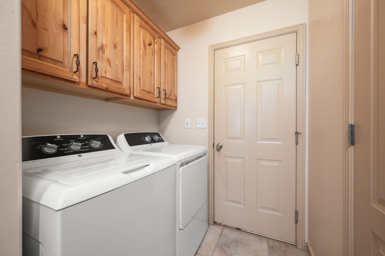 2208 E 2480  S St George, UT 84790 home for sale, MLS#25-263350 - Erika Rogers Photo 21