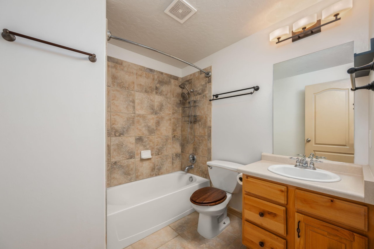 2208 E 2480  S St George, UT 84790 home for sale, MLS#25-263350 - Erika Rogers Photo 27