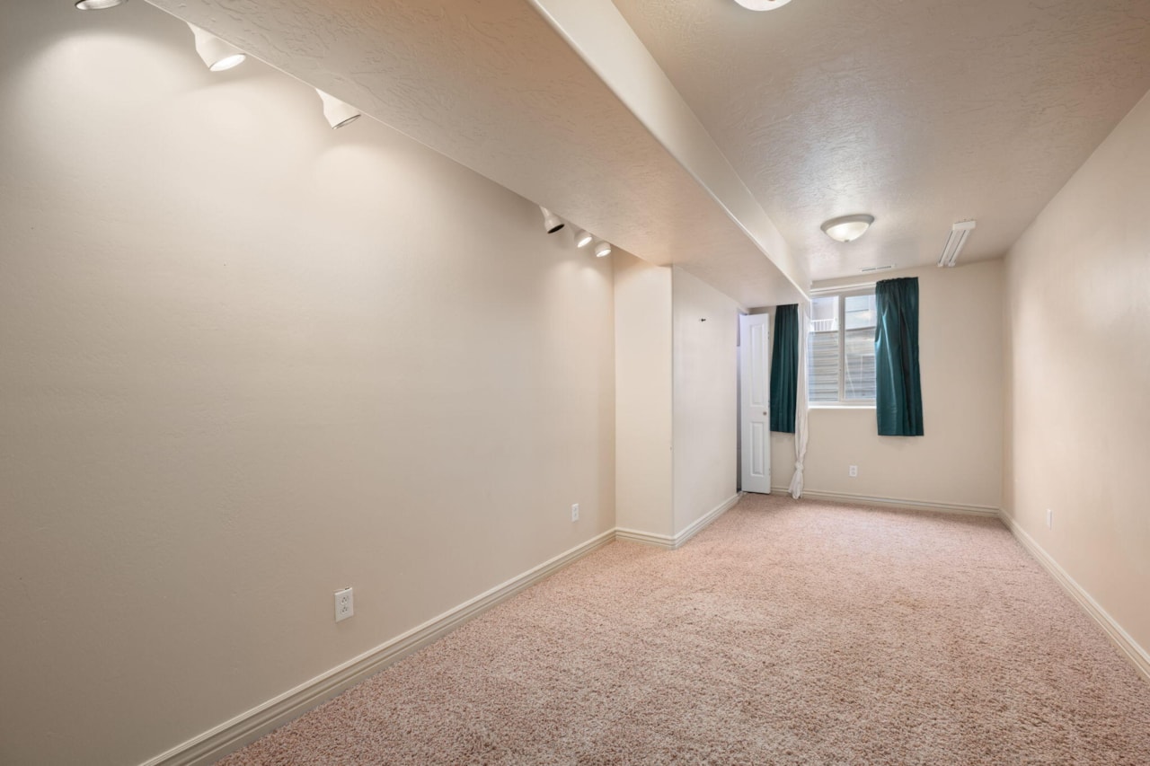 2208 E 2480  S St George, UT 84790 home for sale, MLS#25-263350 - Erika Rogers Photo 29