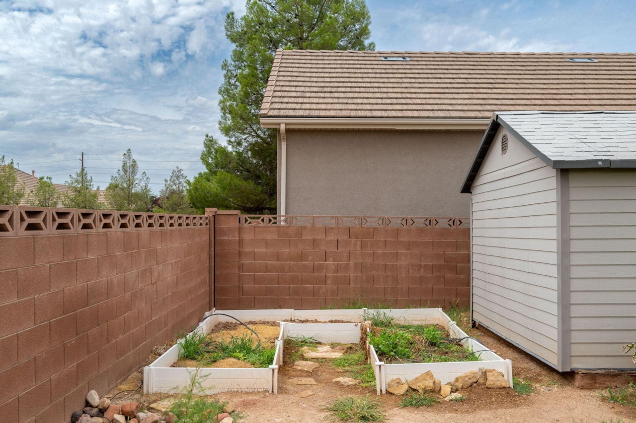 2208 E 2480  S St George, UT 84790 home for sale, MLS#25-263350 - Erika Rogers Photo 37