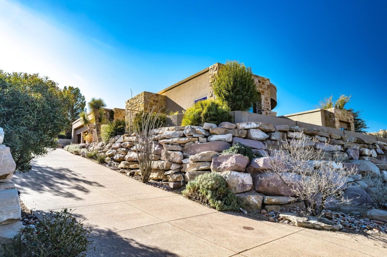 2018 E Opal Way St George, UT 84790 home for sale, MLS#25-264768 - Erika Rogers Photo 11