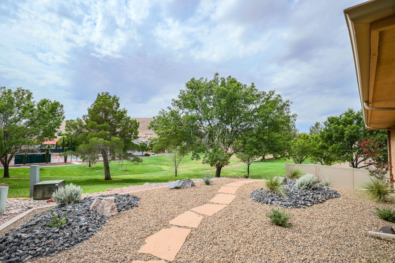 1942 Acacia Place St George, UT 84790 home for sale, MLS#25-264794 - Erika Rogers Photo 8