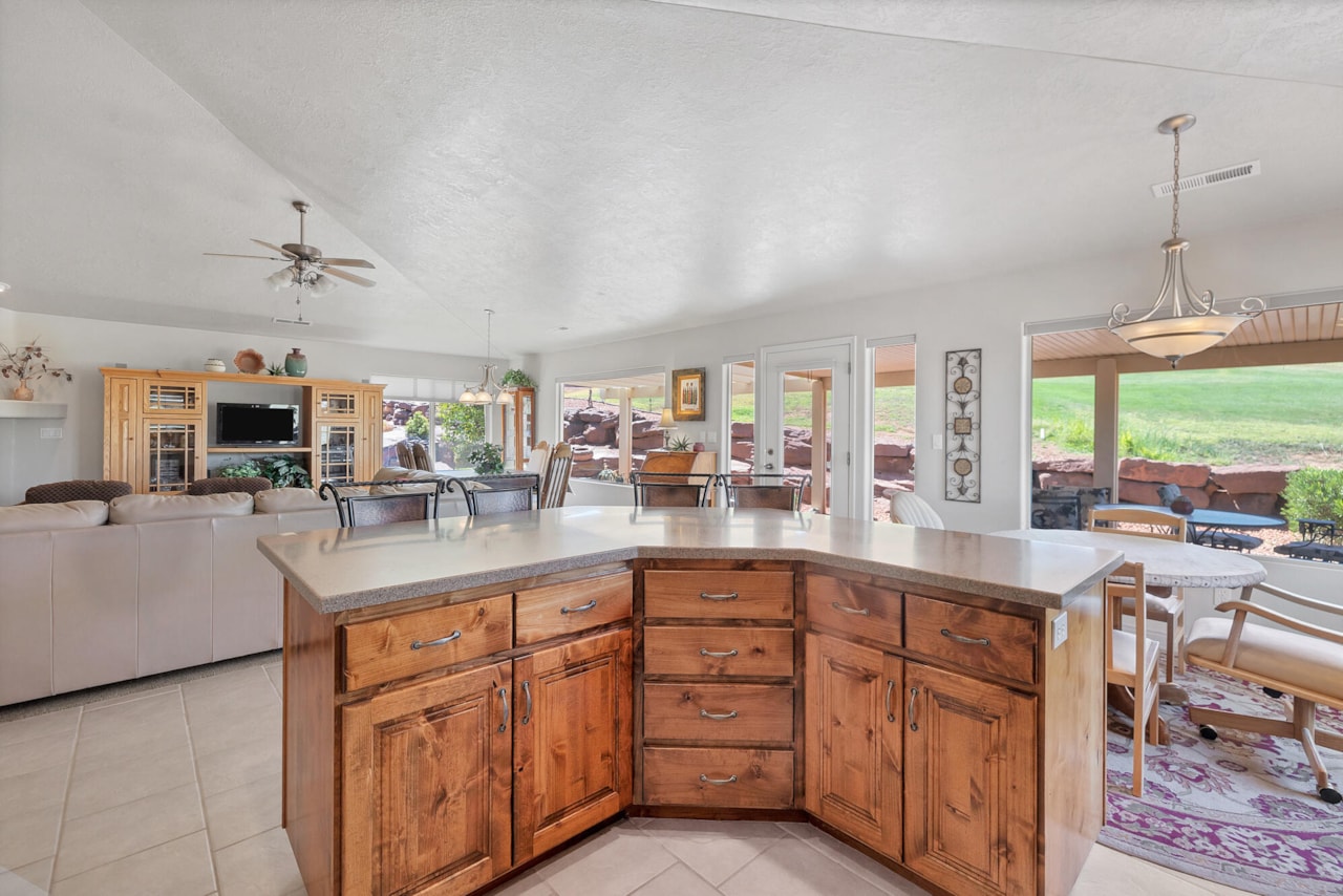 767 W Uxbridge DR St George, UT 84770 home for sale, MLS#25-263530 - Erika Rogers Photo 25