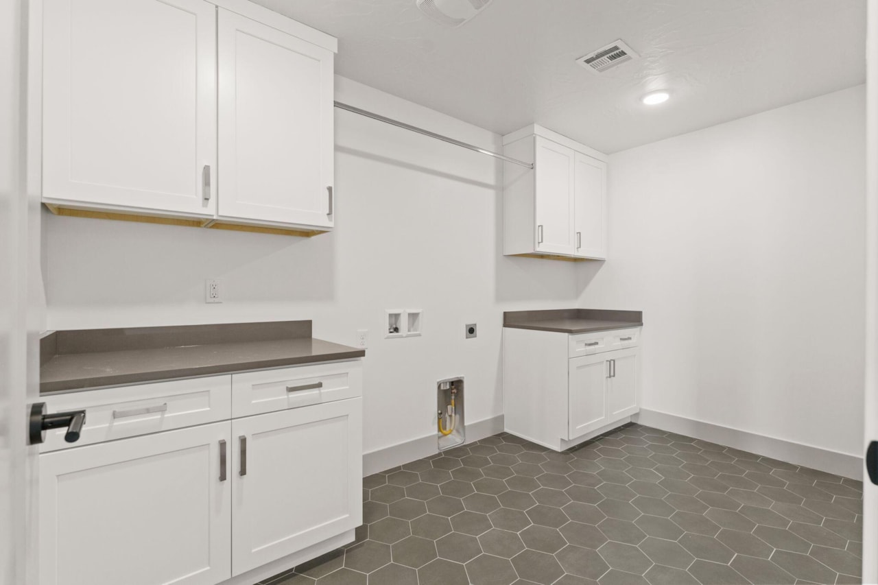 1033 E Coyote Crest DR Washington, UT 84780 home for sale, MLS#25-263760 - Erika Rogers Photo 33