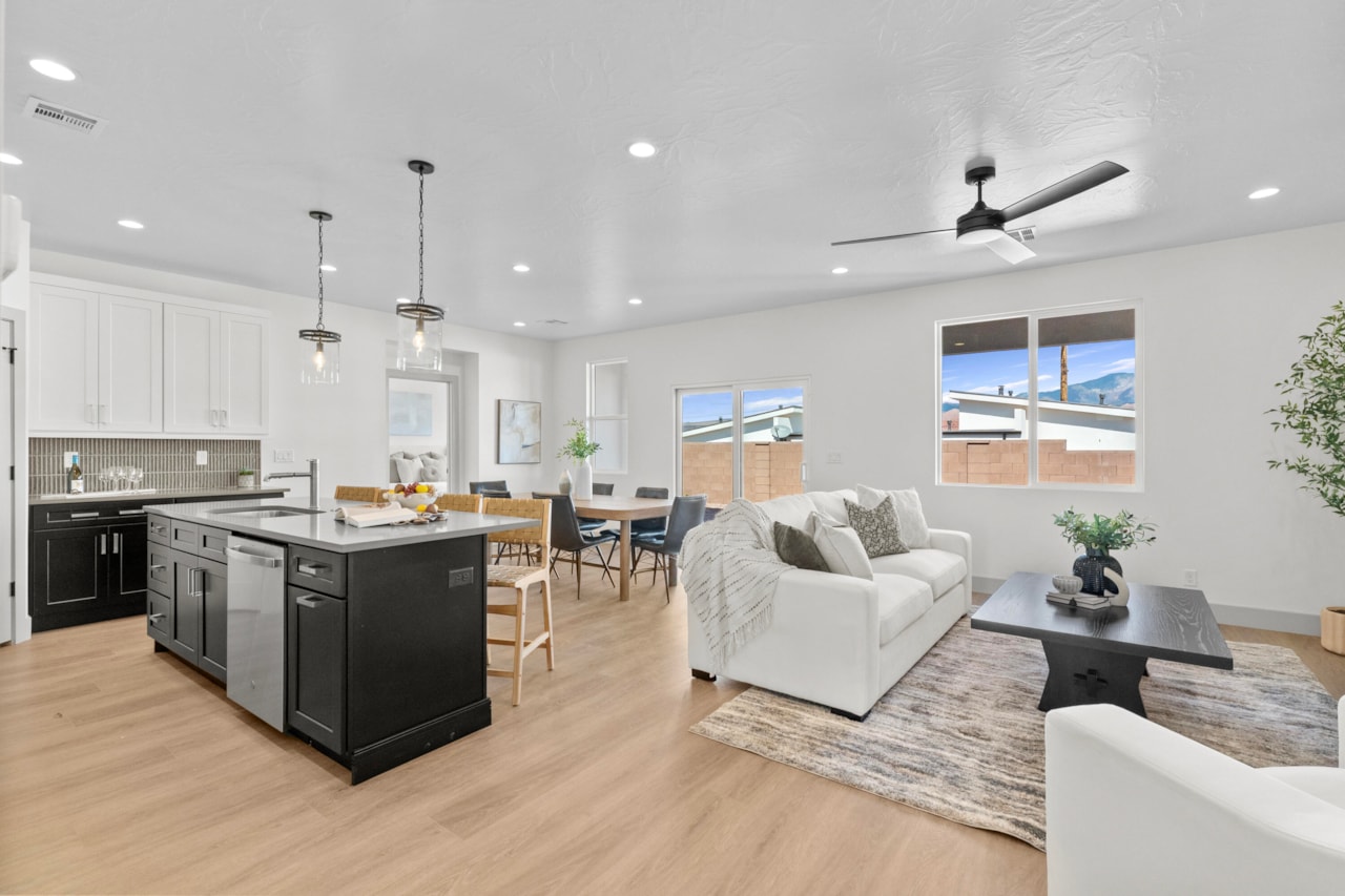 1033 E Coyote Crest DR Washington, UT 84780 home for sale, MLS#25-263760 - Erika Rogers Photo 7