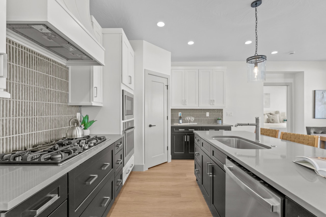 1033 E Coyote Crest DR Washington, UT 84780 home for sale, MLS#25-263760 - Erika Rogers Photo 8