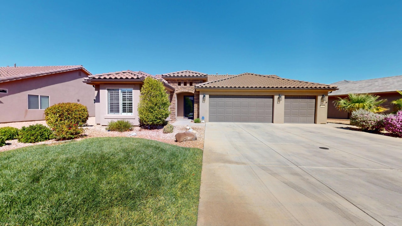 4260 S Painted Finch DR St George, UT 84790 home for sale, MLS#25-264977 - Erika Rogers Photo 2