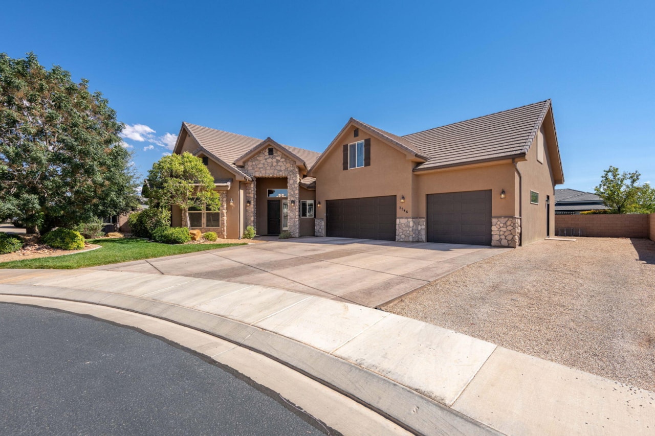 2546 E 3000 S CIR St George, UT 84790 home for sale, MLS#25-265028 - Erika Rogers Photo 2