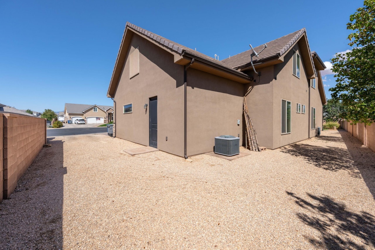 2546 E 3000 S CIR St George, UT 84790 home for sale, MLS#25-265028 - Erika Rogers Photo 41