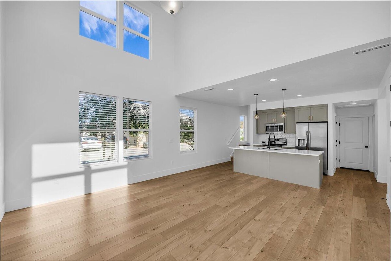 653 Rosa LN St George, UT 84790 home for sale, MLS#25-265233 - Erika Rogers Photo 3