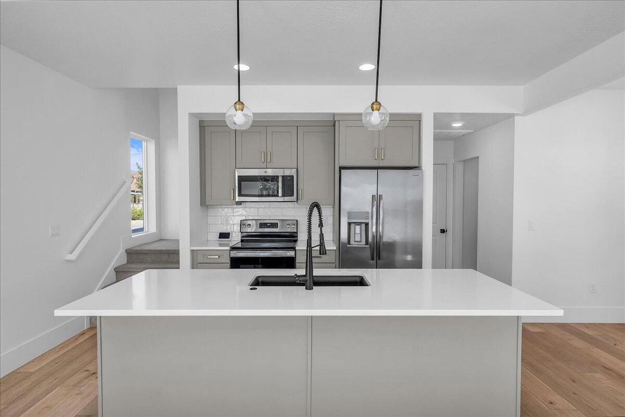 653 Rosa LN St George, UT 84790 home for sale, MLS#25-265233 - Erika Rogers Photo 6